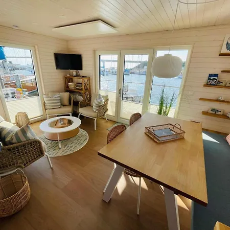 Ferienhaus Hausboot Lillemor Burgtiefe *