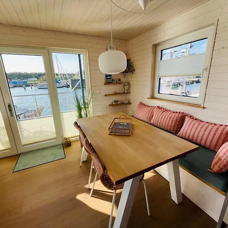 Hausboot Lillemor Burgtiefe