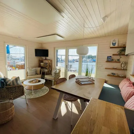 Hausboot Lillemor Burgtiefe